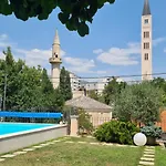 Karla Μόσταρ